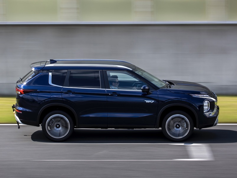 Thiết kế bên sườn của Mitsubishi Outlander PHEV 2022
