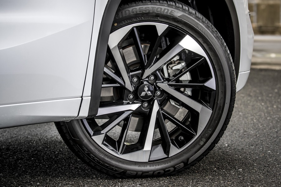 Vành 20 inch của Mitsubishi Outlander PHEV 2022