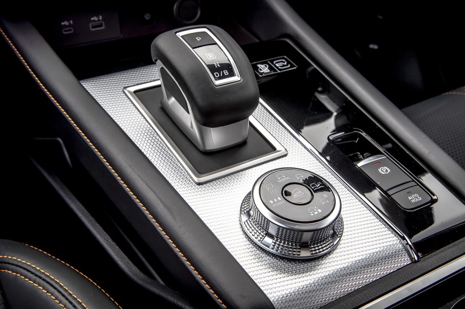 Cụm điều khiển trung tâm của Mitsubishi Outlander PHEV 2022