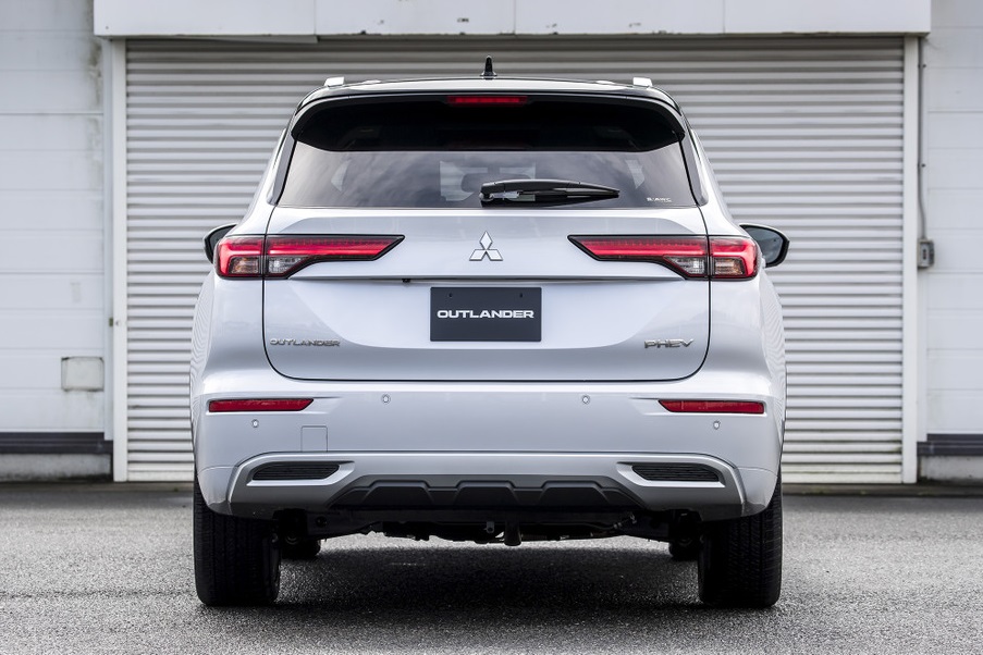 Mitsubishi Outlander PHEV 2022 nhìn từ đằng sau