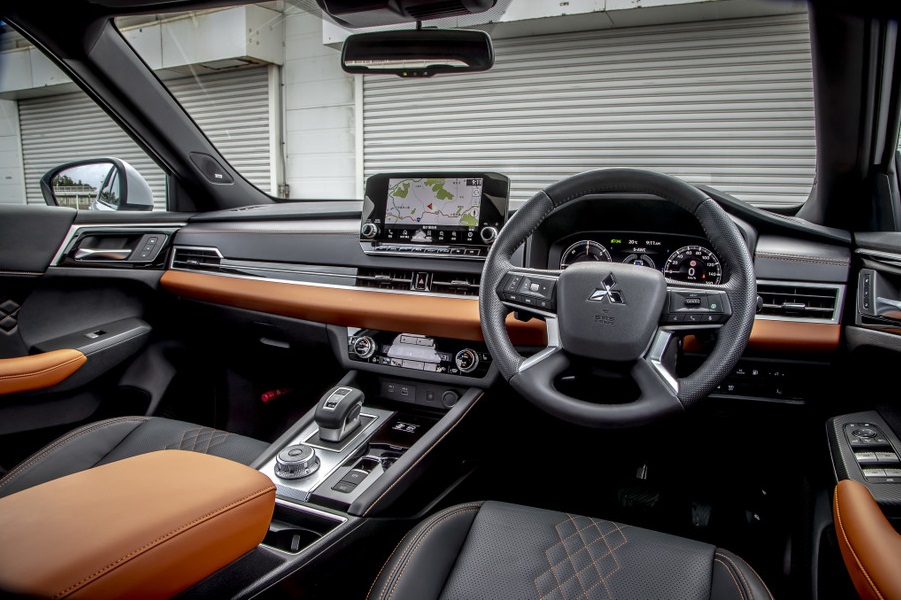 Khoang lái của Mitsubishi Outlander PHEV 2022