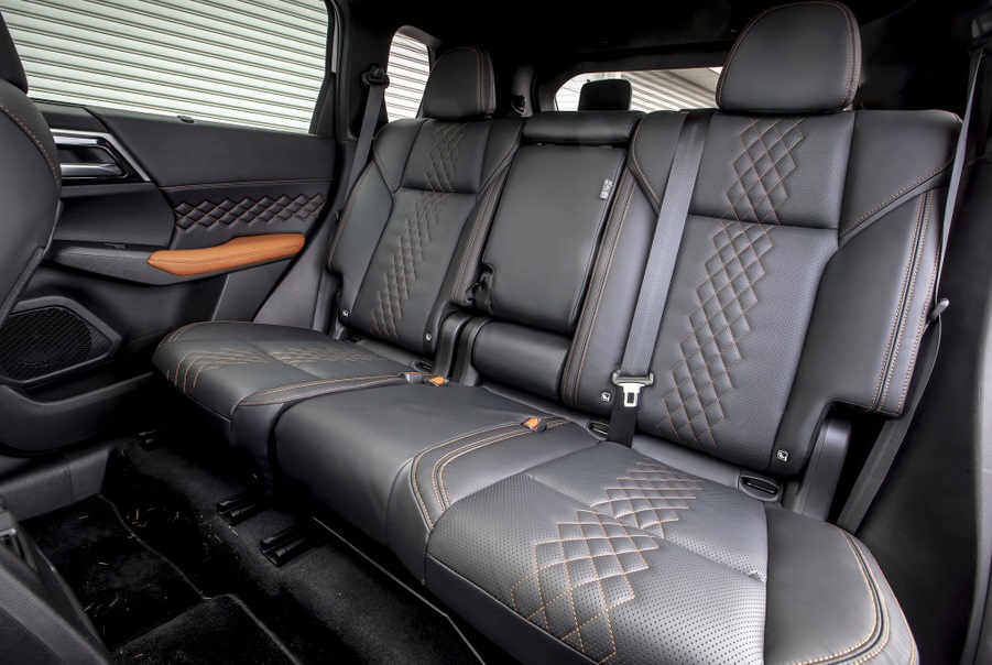Hàng ghế thứ hai của Mitsubishi Outlander PHEV 2022