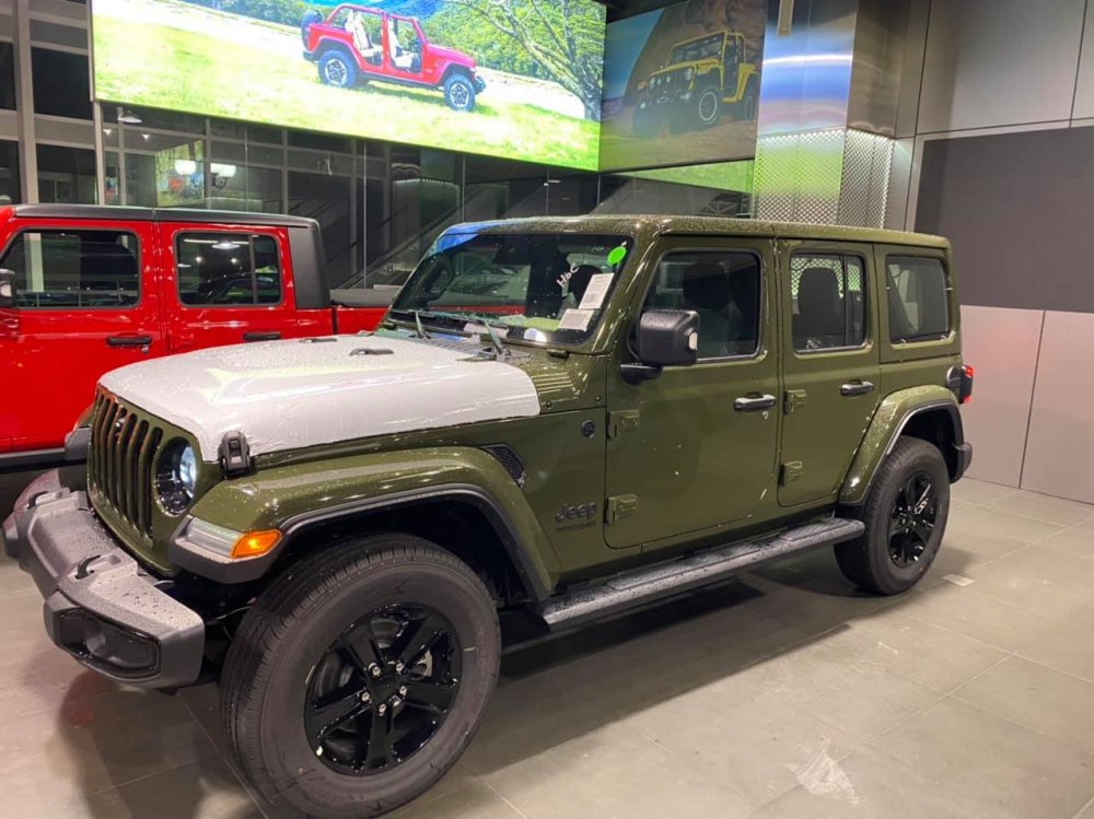 Cận cảnh 1 chiếc xe Jeep Wrangler Sahara Altitude Cận cảnh 1 chiếc xe Jeep Wrangler Sahara Altitude