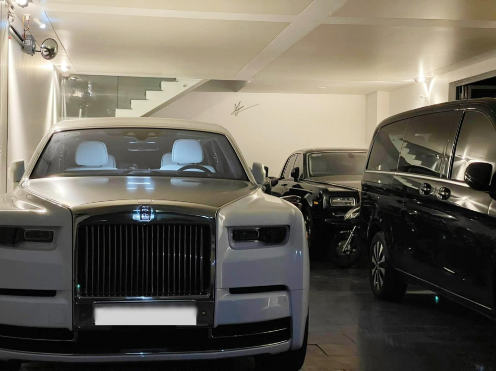 Garage này có đến 2 chiếc xe siêu sang Rolls-Royce Phantom nhưng xe màu trắng lại thuộc bản giới hạn như Rolls-Royce Phantom Tranquillity