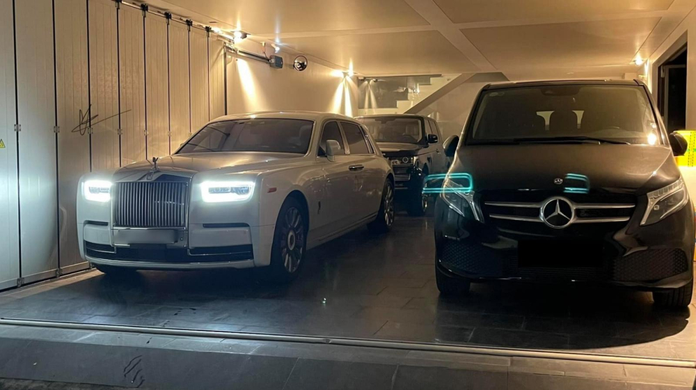 Rolls-Royce Phantom Tranquillity chỉ được sản xuất 25 chiếc trên toàn thế giới, trong garage này còn có 1 chiếc xe Range Rover và Mercedes-Benz V-Class