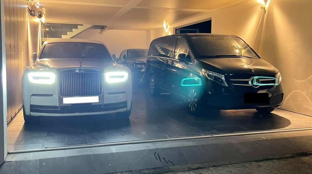 Đây là chiếc xe Rolls-Royce Phantom Tranquillity nhập từ Mỹ, xe có đèn phản quang bên hông màu cam, khác biệt so với xe Rolls-Royce Phantom Tranquillity ở Thanh Hóa có màu trắng