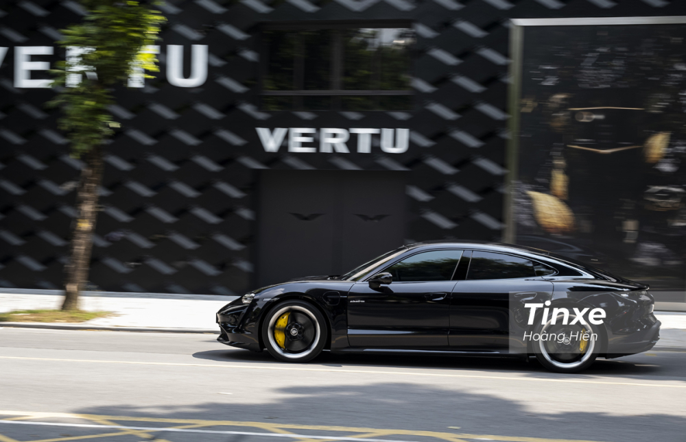 Porsche Taycan Turbo hiện nay đang có giá bán khởi điểm từ 7,96 tỉ đồng và có thể thay đổi tuỳ theo lựa chọn trang bị tiện nghi của khách hàng.