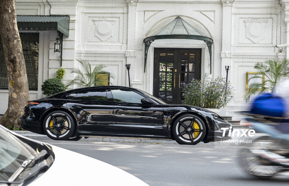 Porsche Taycan Turbo sở hữu kích thước DxRxC tương ứng là 4.963 x 1.966 x 1.381 mm