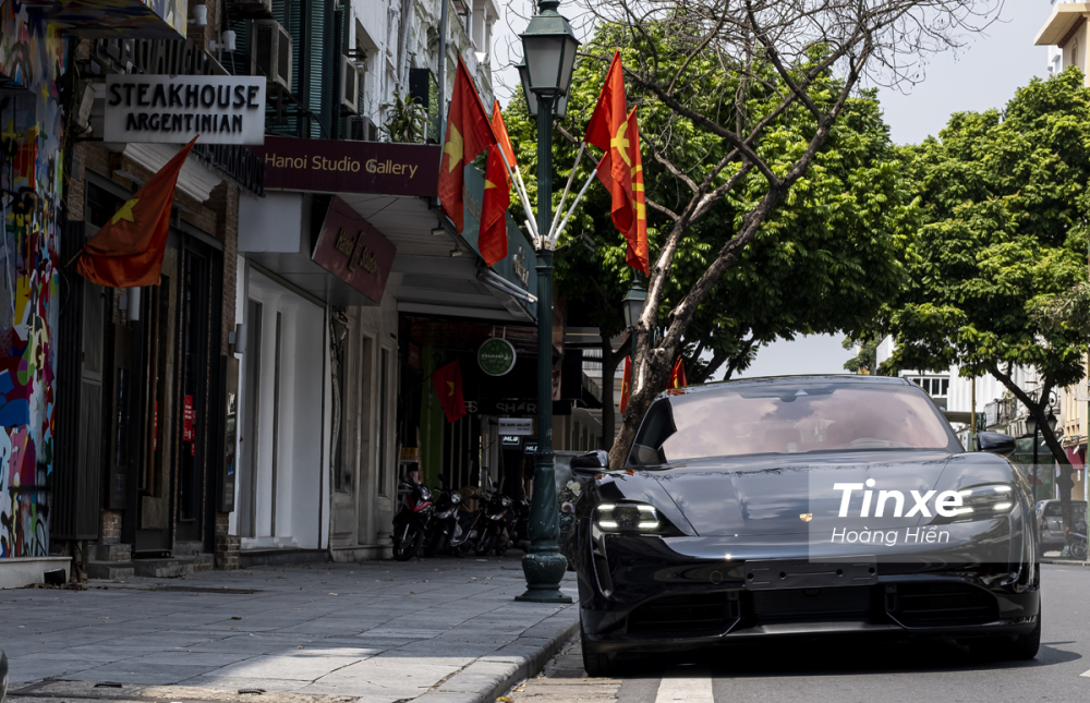 Porsche Taycan Turbo được trang bị hệ thống đèn chiếu sáng full-LED với thiết kế đèn định vị ban ngày 4 điểm quen thuộc của gia đình Porsche.