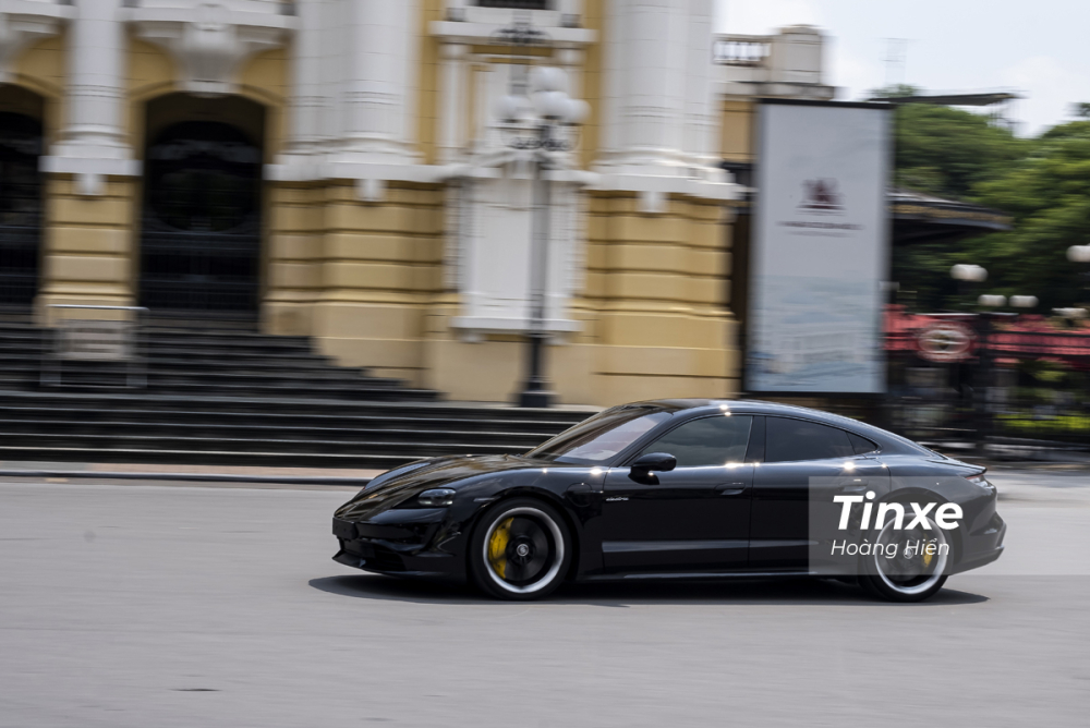 Về mặt sức mạnh, Porsche Taycan Turbo được trang bị 2 motor điện ở cầu trước và cầu sau.