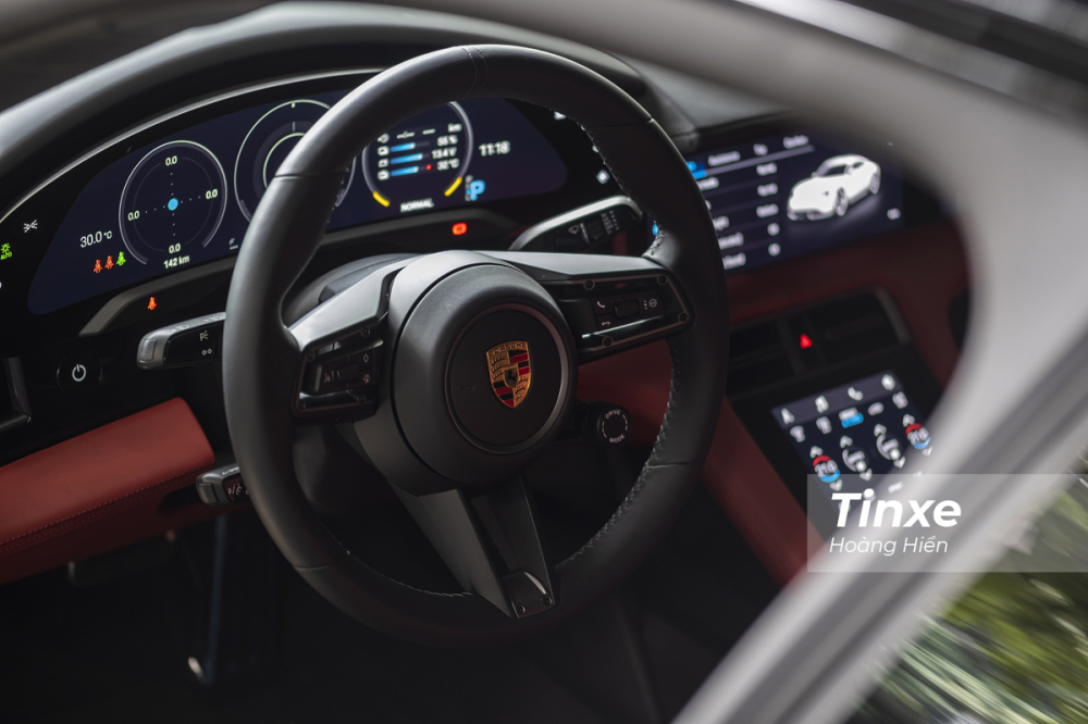 Porsche Taycan vẫn được trang bị vô-lăng 3 chấu thể thao bọc da tích hợp các nút điều khiển.