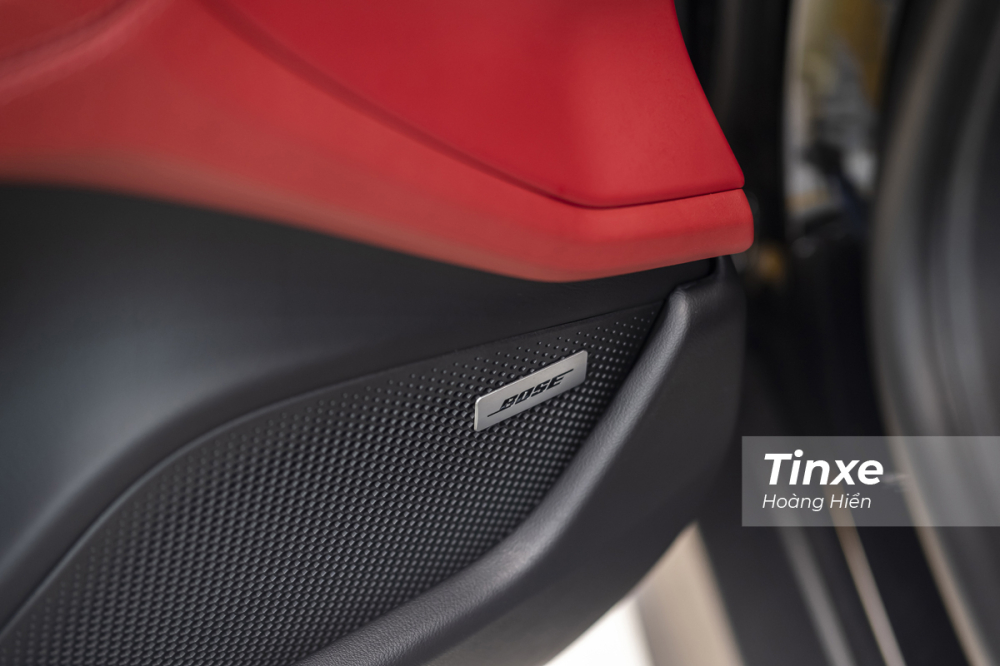 Để tăng thêm tính giải trí, Porsche Taycan Turbo được trang bị dàn âm thanh BOSE cao cấp.
