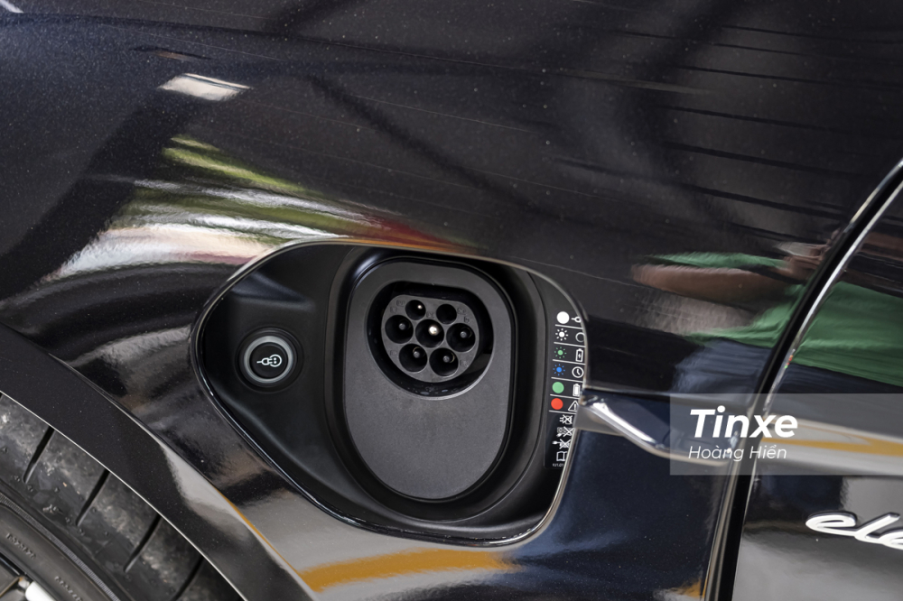 Cụm pin 79.2kW này giúp xe Porsche Taycan Turbo có khả năng di chuyển quãng đường dài 499 km rồi mới sạc pin đầy trở lại.
