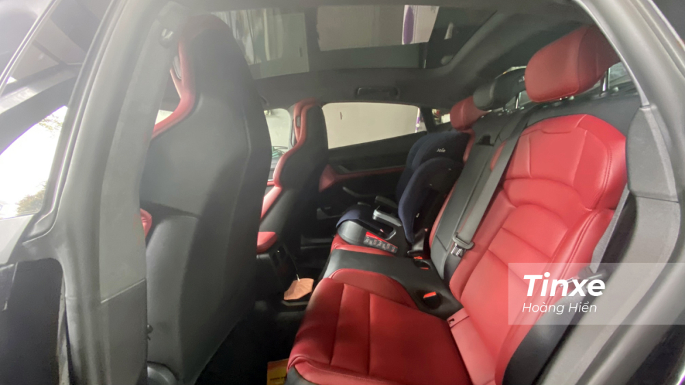 Dù Porsche Taycan có chiều dài trục cơ sở 2.900mm nhưng hàng ghế thứ 2 không thực sự rộng rãi.