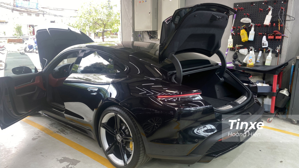 Khoang hành lý phía sau của Porsche Taycan có thể tích 366 lit.