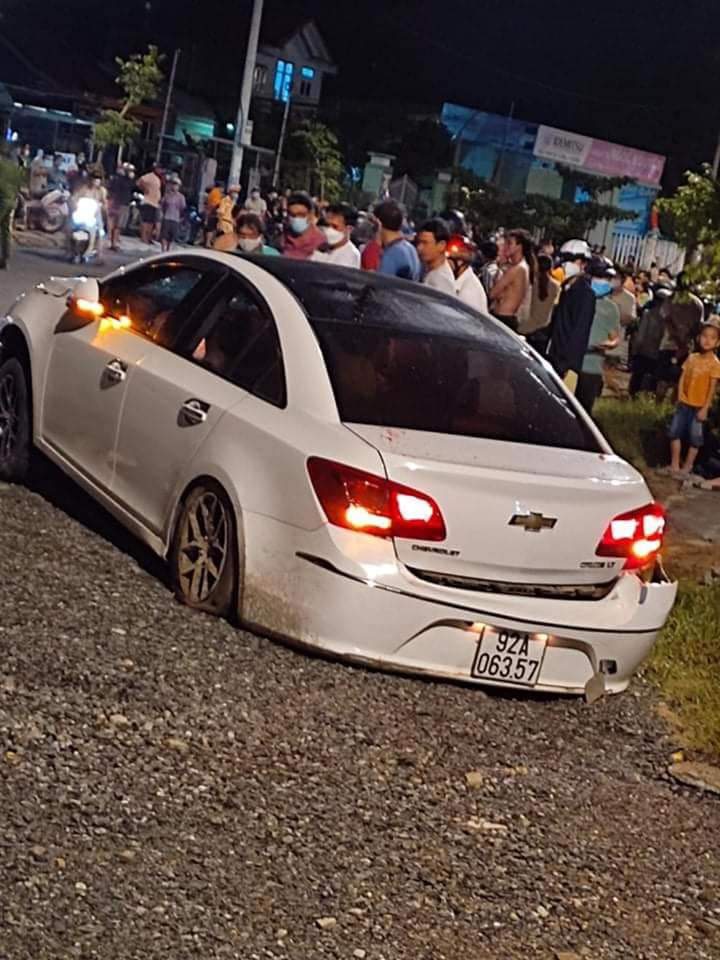 Chiếc ô tô Chevrolet Cruze bị hư hỏng cả đầu xe lẫn đuôi xe