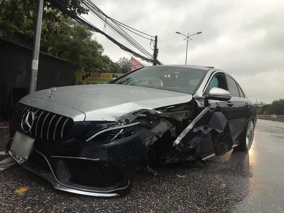 Thiệt hại của chiếc xe Mercedes-Benz trong vụ va chạm với xe Toyota Vios