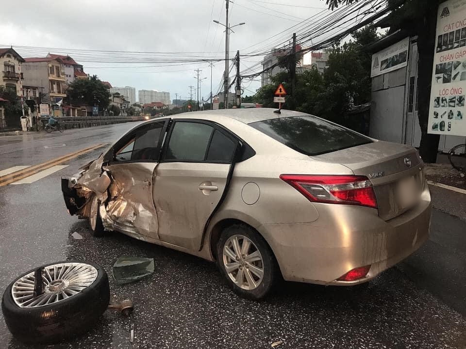 Phần b&aacute;nh xe của Mercedes-Benz long ra khỏi trục v&agrave; văng ra xa, nằm cạnh xe Toyota Vios