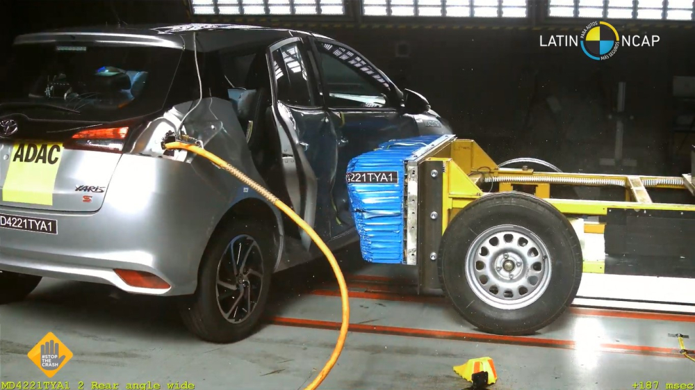 Cửa của Toyota Yaris bị mở ra trong thử nghiệm va chạm bên sườn
