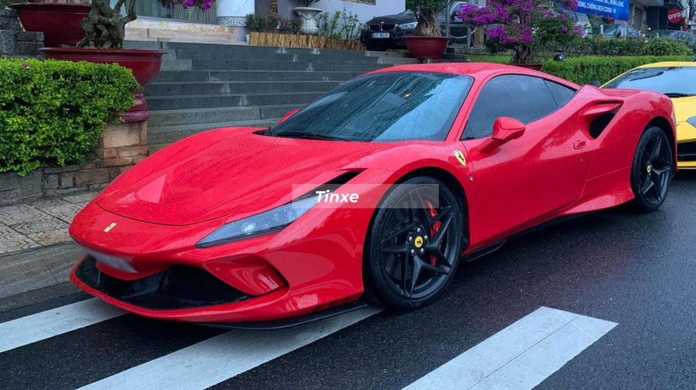 Xe sở hữu ngoại thất màu đỏ Rosso Corsa nổi bật Xe sở hữu ngoại thất màu đỏ Rosso Corsa nổi bật
