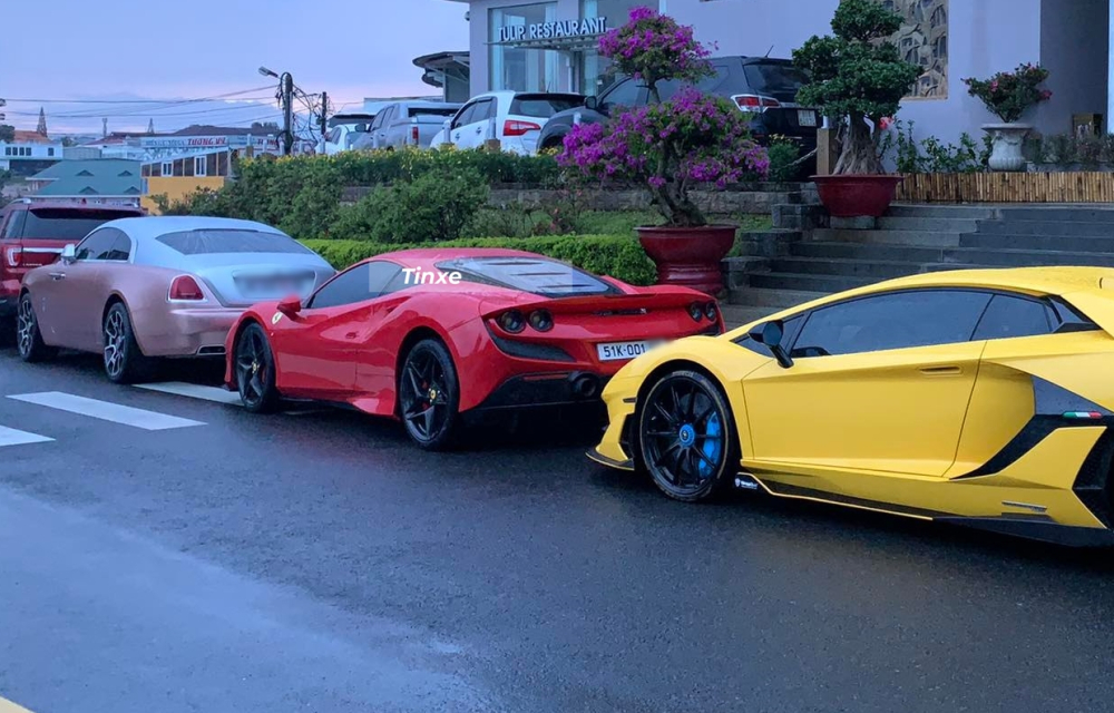 Ferrari F8 Tributo bị kẹp giữa Rolls-Royce Wraith cùng Lamborghini Aventador SVJ Ferrari F8 Tributo bị kẹp giữa Rolls-Royce Wraith cùng Lamborghini Aventador SVJ