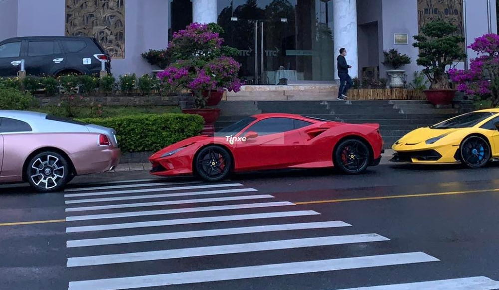 Ferrari F8 Tributo thứ 3 về nước chính thức có Ferrari F8 Tributo thứ 3 về nước chính thức có hộ khẩu, ngay lập tức được mang đi phượt lên Đà Lạt cùng các siêu xe đắt đỏ khác