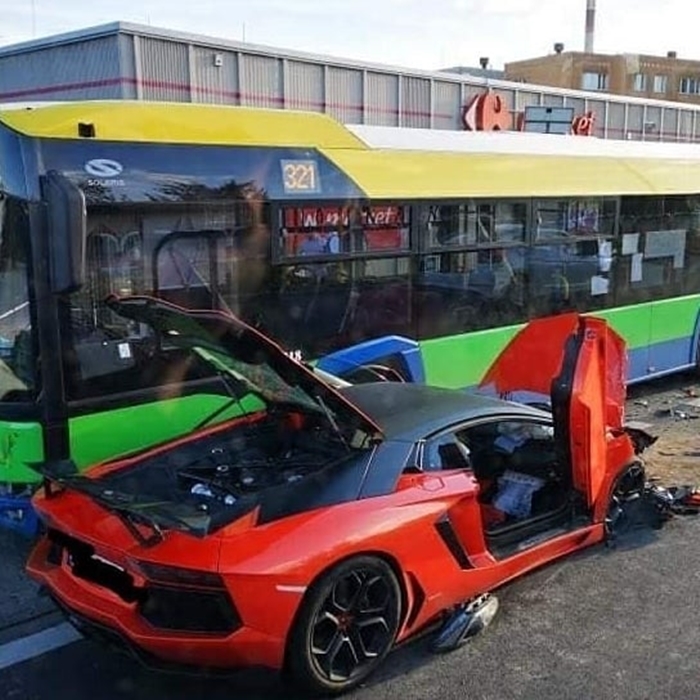 Gây tai nạn liên hoàn, lái xe Lamborghini Aventador cùng hành khách nhanh chóng bỏ trốn