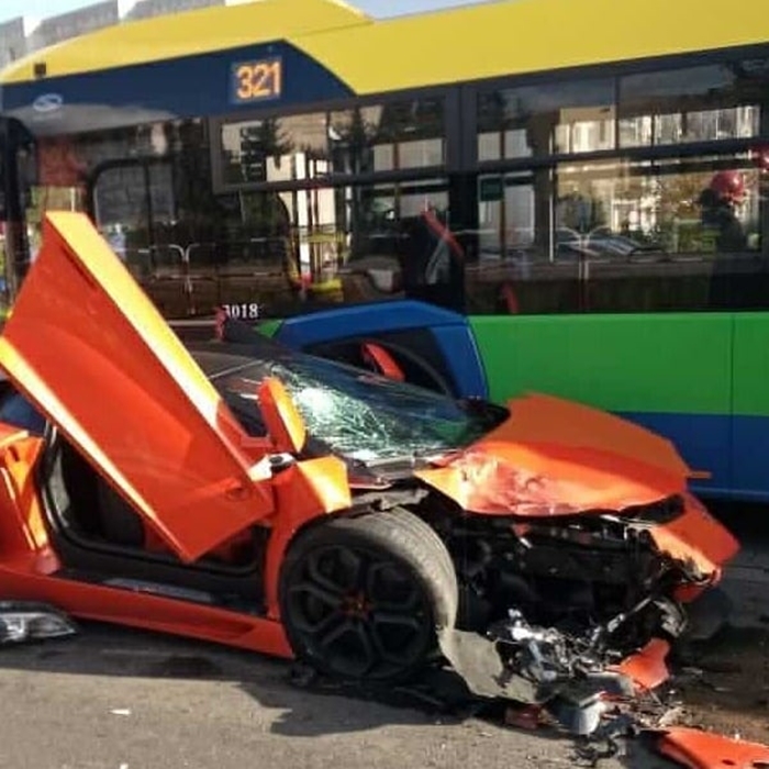Siêu xe Lamborghini Aventador LP700-4 thiệt hại nghiêm trọng