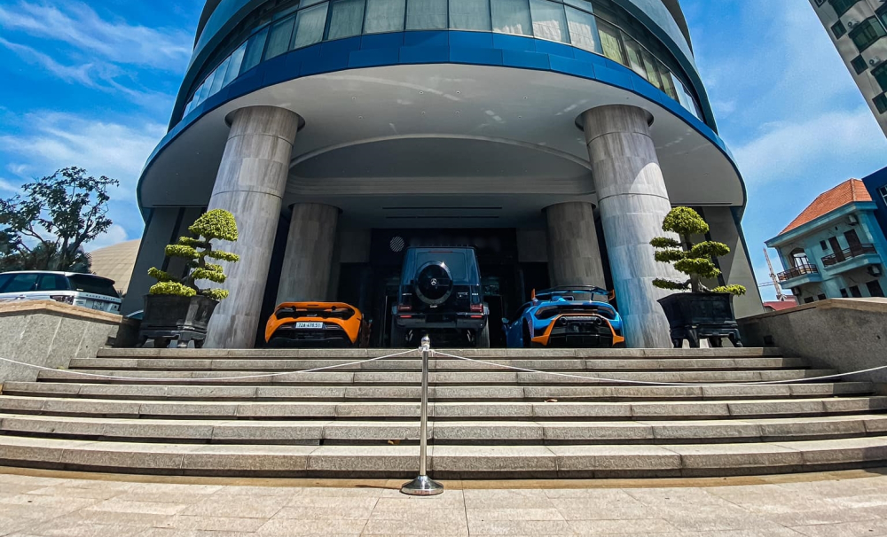 Từ trái sang phải bao gồm McLaren 720S Spider, Mercedes-AMG G63 và cuối cùng là siêu xe Lamborghini Huracan STO độc nhất dải đất hình chữ S Từ trái sang phải bao gồm McLaren 720S Spider, Mercedes-AMG G63 và cuối cùng là siêu xe Lamborghini Huracan STO độc nhất dải đất hình chữ S