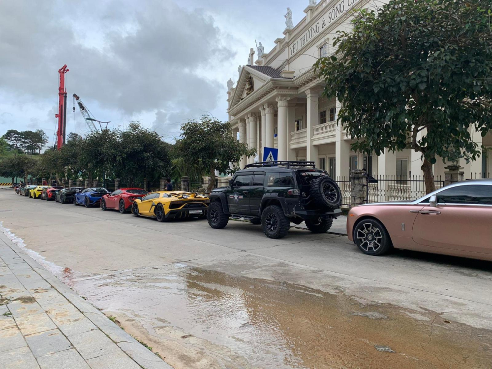 Từ trên xuống là 2 chiếc siêu xe Ferrari 488 GTB, McLaren 570S, Lamborghini Aventador SVJ màu xanh cùng McLaren 765LT, Ferrari F8 Tributo và Lamborghini Aventador SVJ vàng