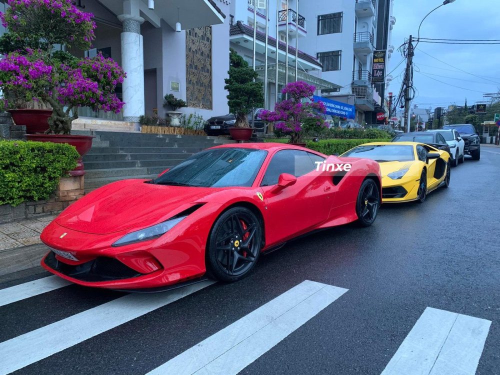Lamborghini Aventador SVJ màu vàng đỗ phía sau Ferrari F8 Tributo