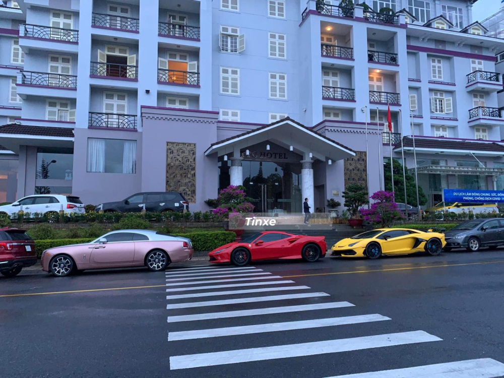 2 chiếc siêu xe Ferrari F8 Tributo và Lamborghini Aventador SVJ đỗ cùng Rolls-Royce Wraith