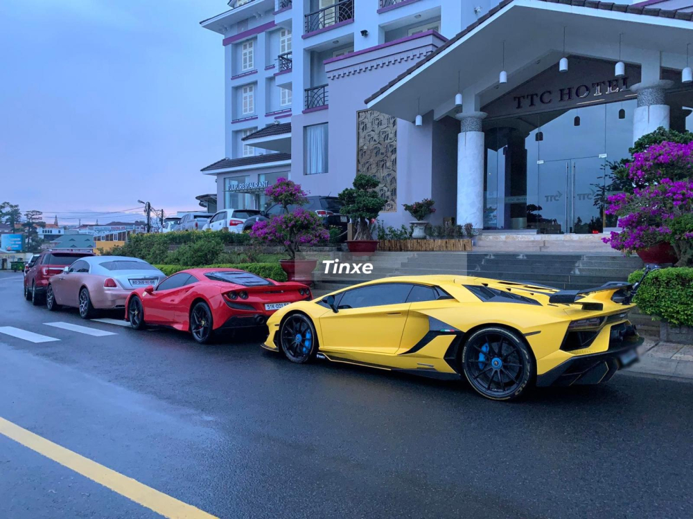 Các siêu xe còn lại của đoàn ở 1 khách sạn khác. Trong ảnh Ferrari F8 Tributo màu đỏ mới ra biển số