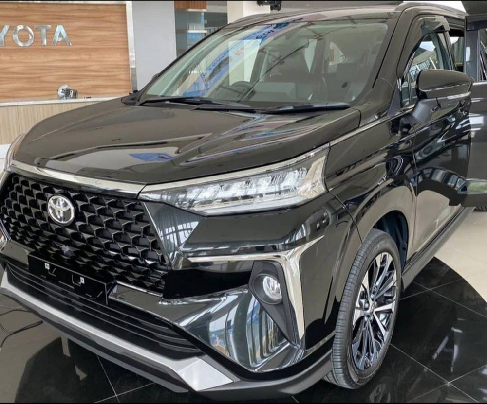 Chiếc Toyota Avanza 2022 được trưng bày trong đại lý tại Indonesia thuộc phiên bản Veloz