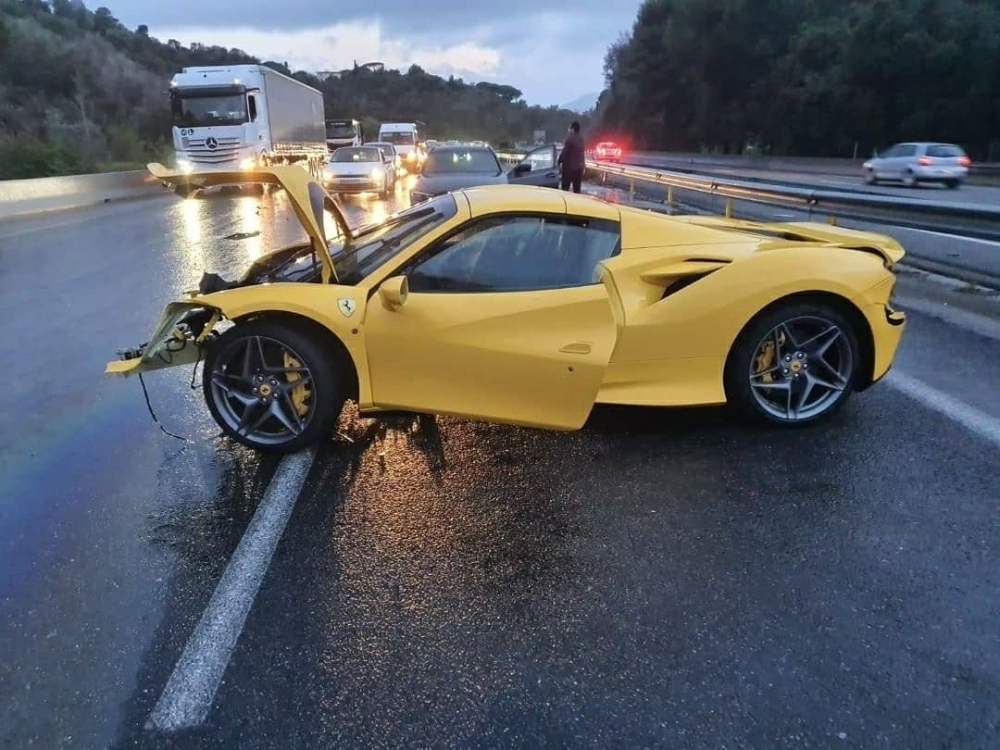 Người lái tăng tốc đột ngột khiến siêu xe mui trần Ferrari F8 Spider cụt đầu trên cao tốc ở Pháp