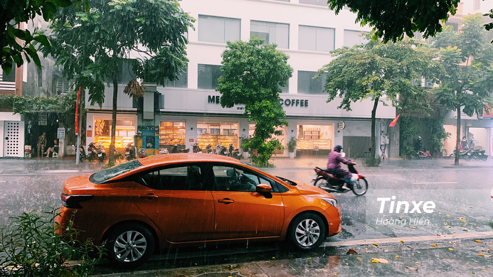 Khi trời mưa các lái xe không nên phóng nhanh, phanh gấp.