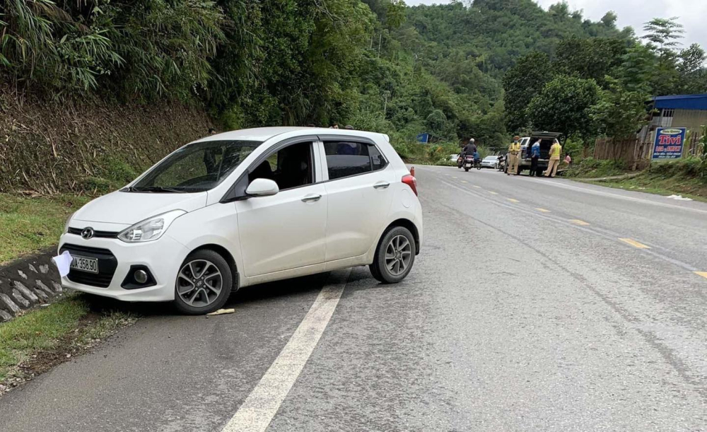 Chiếc ô tô Hyundai Grand i10 bị hư hỏng nhẹ