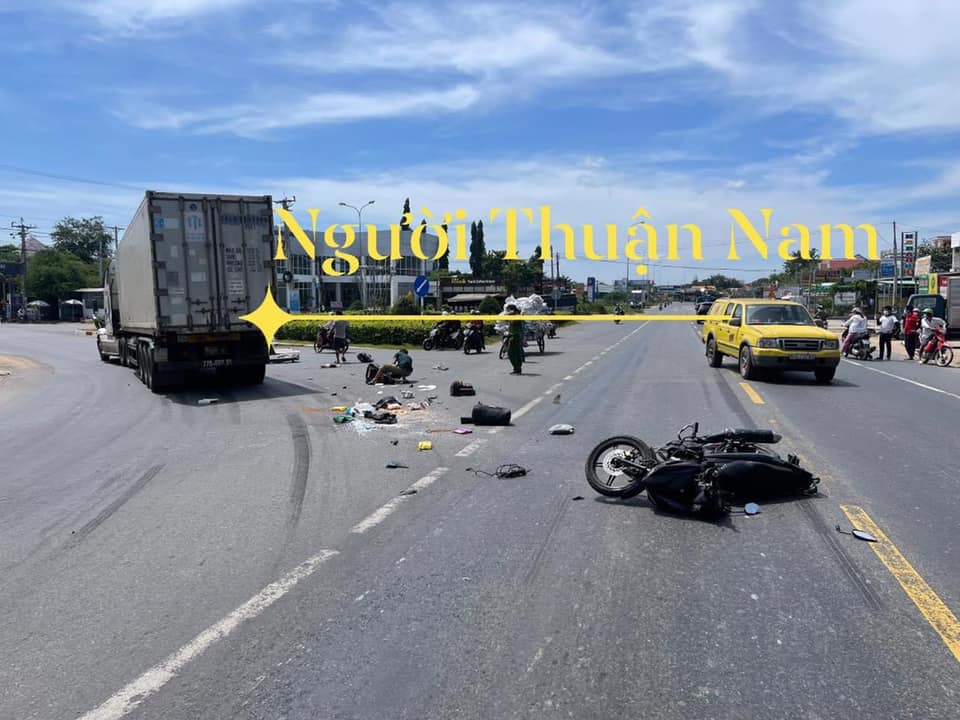 Lực lượng chức năng c&oacute; mặt tại hiện trường vụ tai nạn
