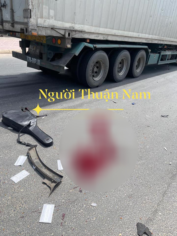 Đồ đạc c&aacute; nh&acirc;n của nạn nh&acirc;n văng khắp nơi