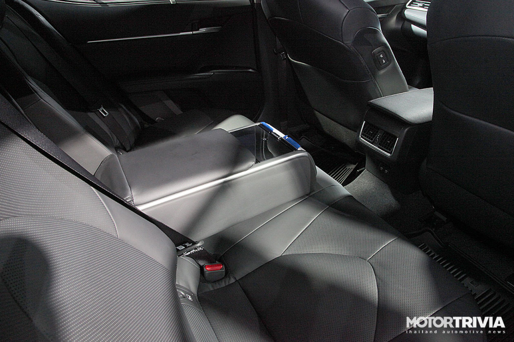 Ghế sau của Toyota Camry 2022 có thêm màn hình cảm ứng ở bệ tì tay trung tâm