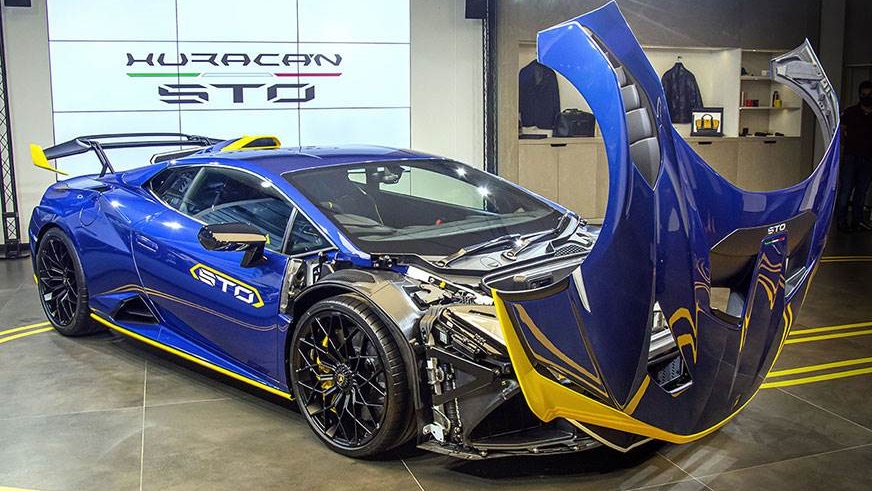 Lamborghini Huracan STO rất ngầu khi mở nắp cap&ocirc; trước ra