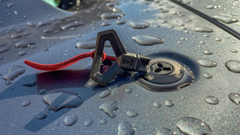 Ch&igrave;a kh&oacute;a ri&ecirc;ng mở nắp cap&ocirc; v&agrave; khoang động cơ của si&ecirc;u xe Lamborghini Huracan STO mới về nước