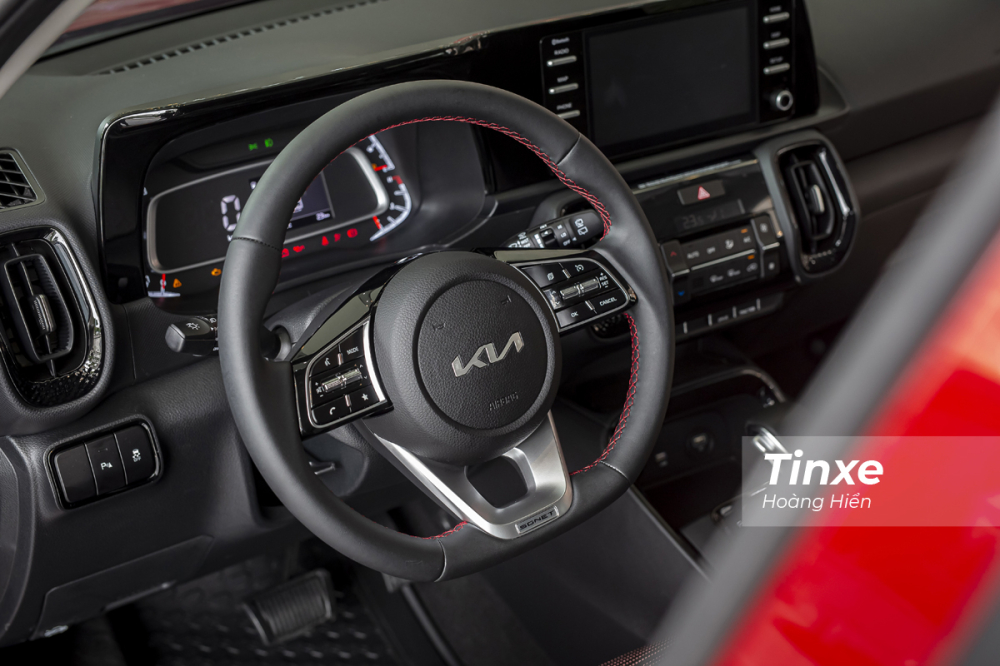 KIA Sonet được trang bị vô-lăng vát đáy thể thao tích hợp nút bẩm điều khiển với Cruise Control,