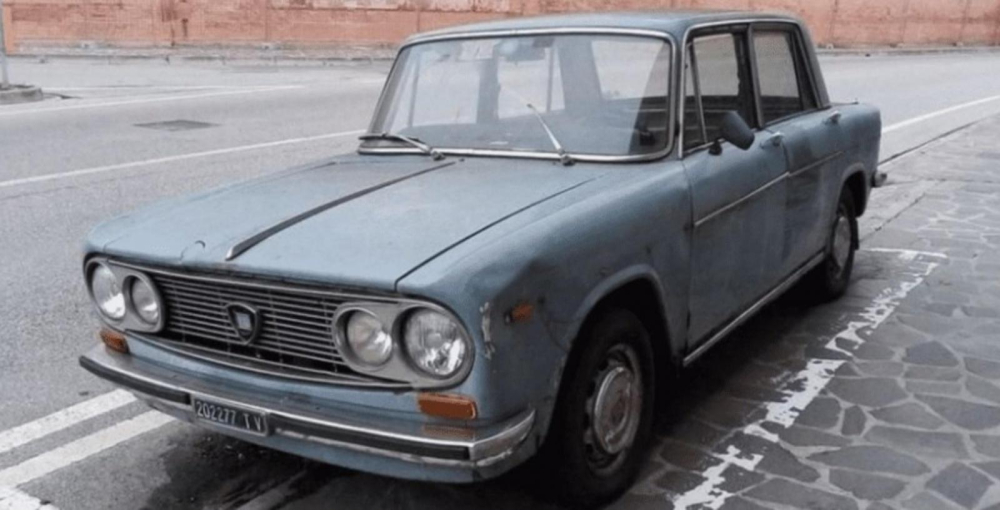 Hình ảnh du khách chụp chung với chiếc Lancia Fulvia này đã lan truyền trên mạng