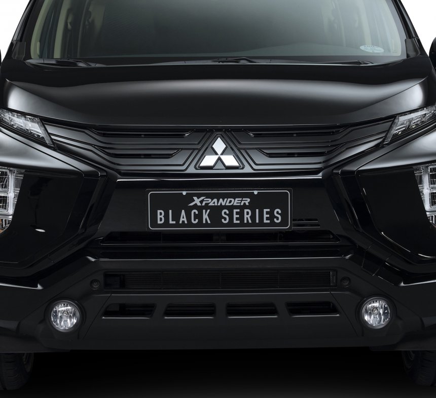 Lưới tản nhiệt v&agrave; hai viền tạo th&agrave;nh chữ X đặc trưng của Mitsubishi Xpander Black Series đều được sơn m&agrave;u đen