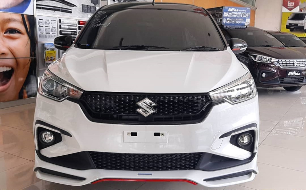 Suzuki Ertiga Sport 2021 có những điểm nhấn màu đỏ xung quanh xe