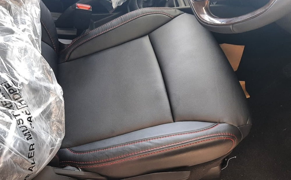 Ghế của Suzuki Ertiga Sport 2021 được bọc da với chỉ khâu màu đỏ