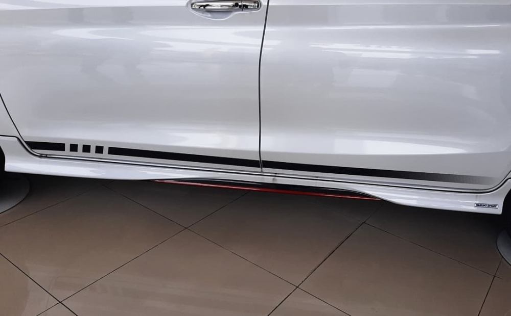 Đề-can màu đen trên cửa của Suzuki Ertiga Sport 2021