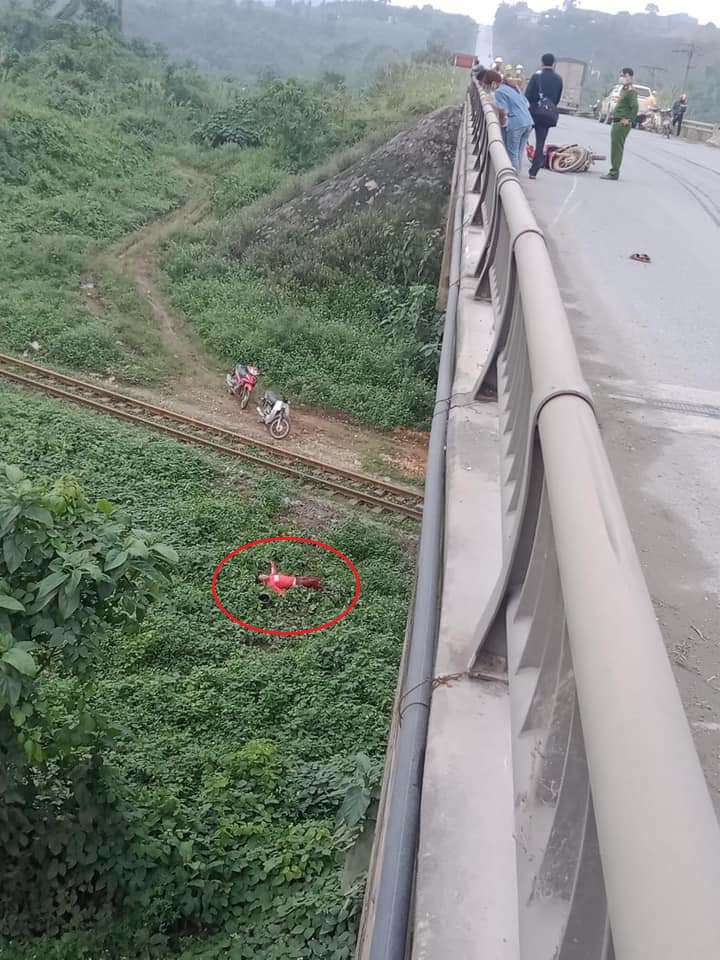 Hiện trường vụ tai nạn kh&aacute; hi hữu tại L&agrave;o Cai