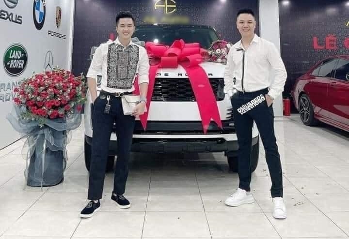 Hà Miên lúc tậu xe Range Rover